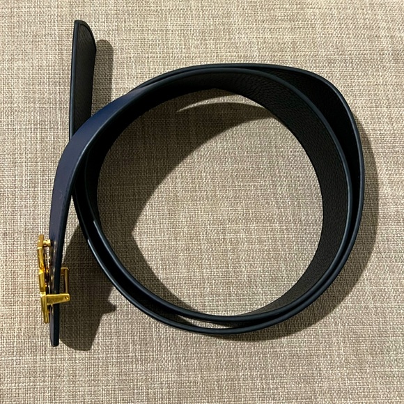 Tory Burch Reversible Britten Logo Belt in Pebbled Black & Navy, Gold Buckle - Picture 3 of 5